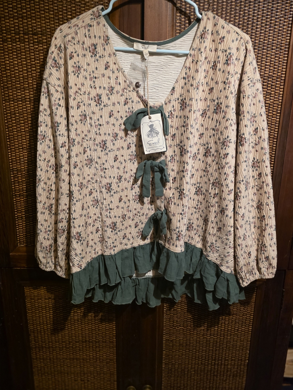 easel NWT Large 24 PTP Cream Floral Tie-Front Top  with Green Ruffle Trim